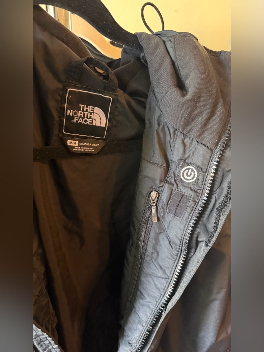 The North Face Women’s Black Rain Shell, size Medium - Picture 4 of 6